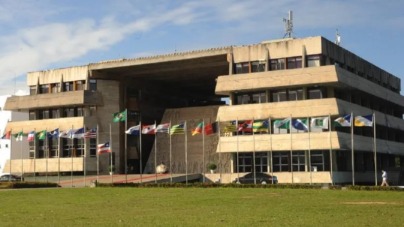 PF cumpre mandados na ALBA e em condomínio de luxo de Salvador em operação contra ex-prefeito baiano